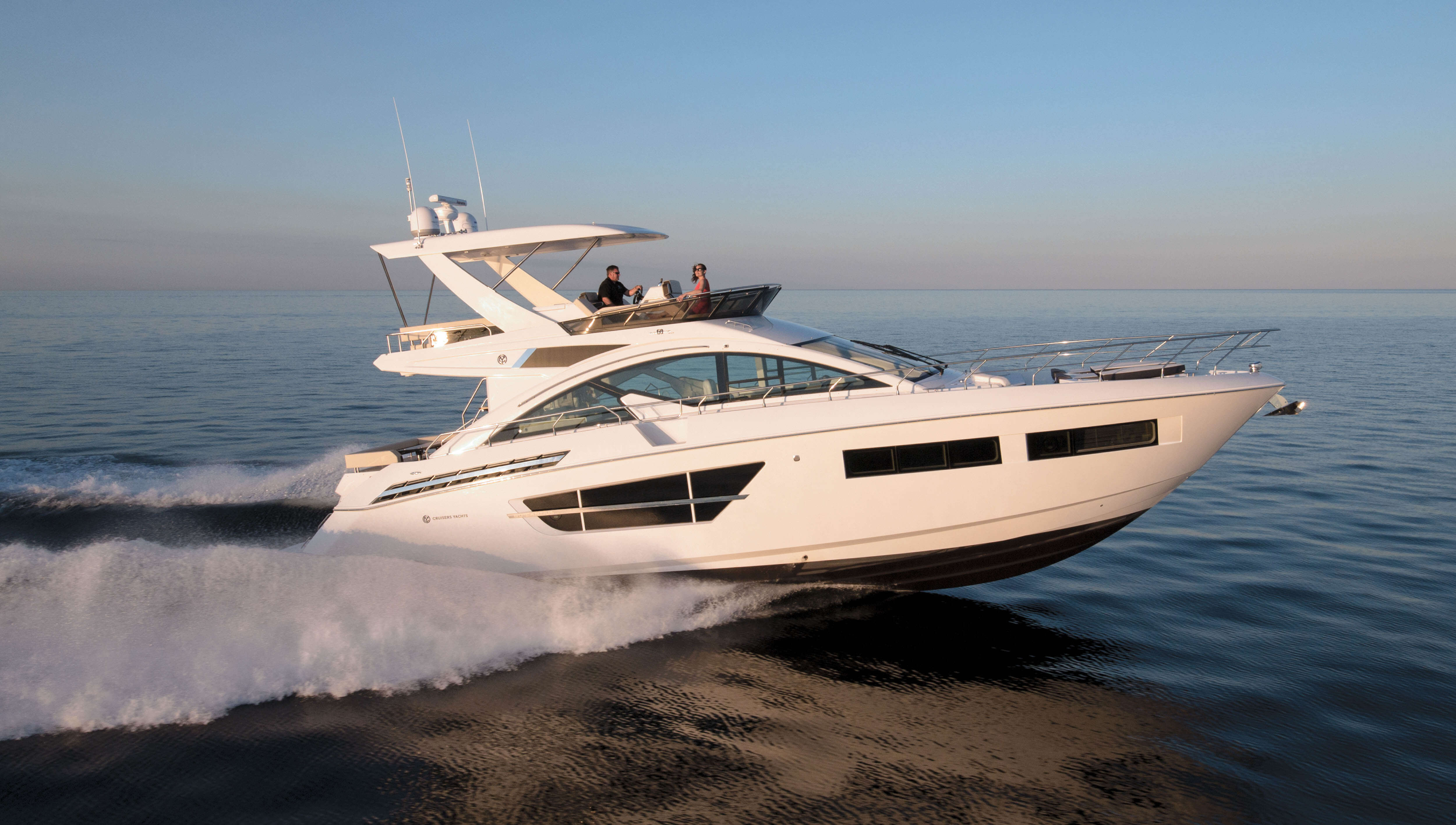 Cruisers Yachts 60 Fly on the water
