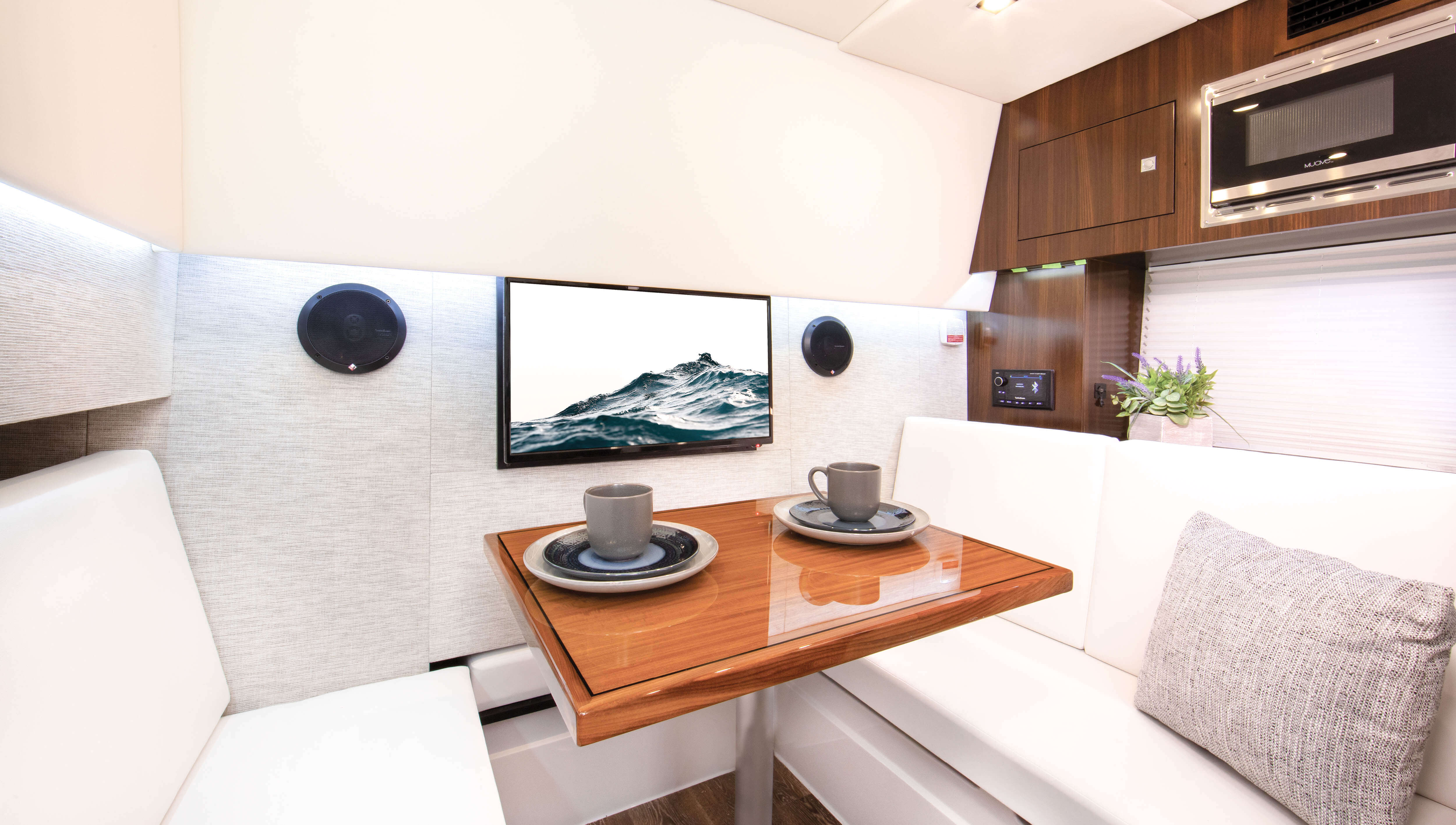 34 GLS lower salon dinette