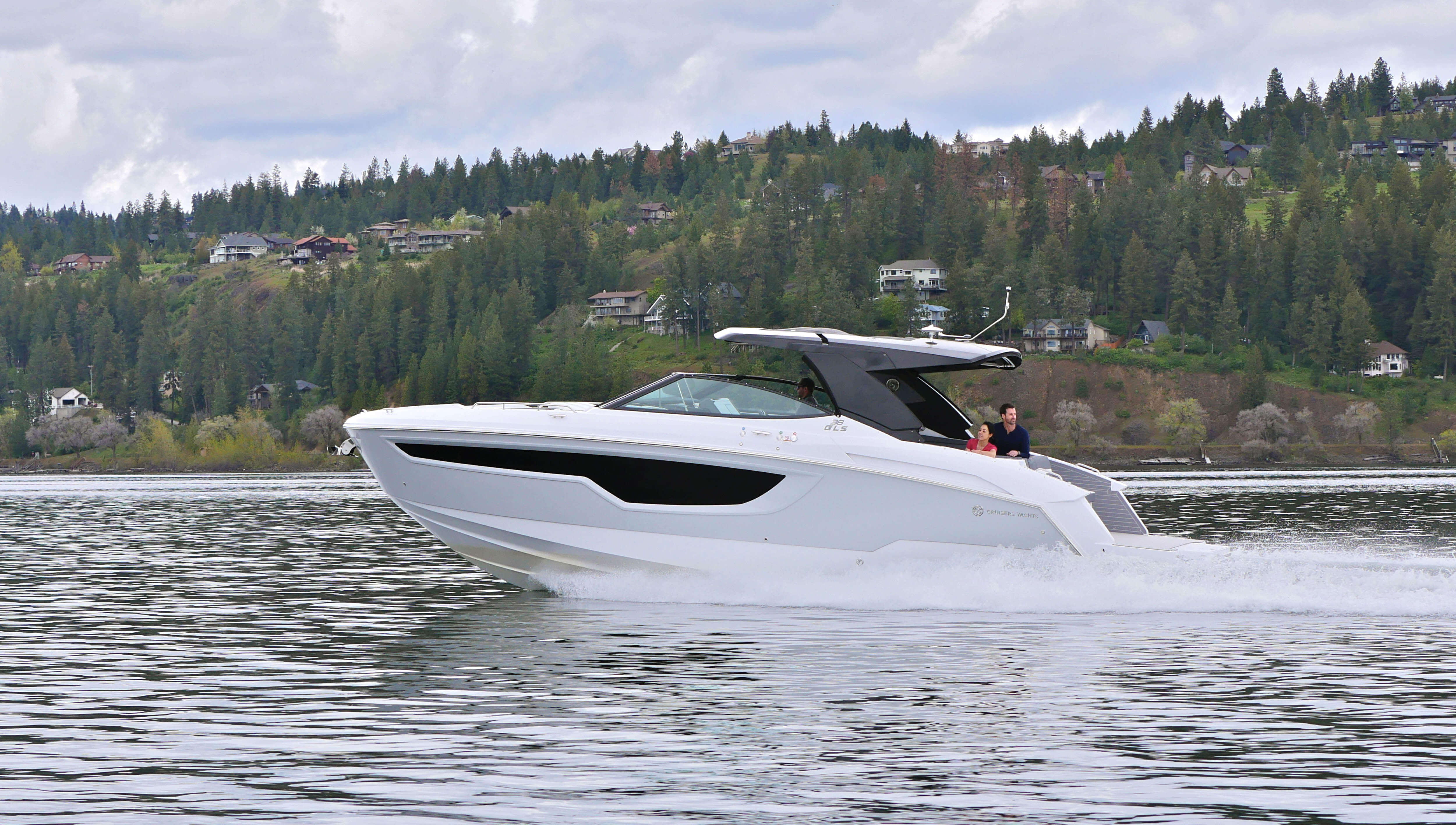 Cruisers Yachts 38 GLS I/O in white 