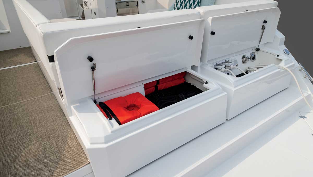 Cruisers Yachts 39 EC transom storage