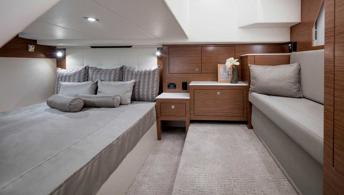 Cruisers Yachts 39 EC master stateroom