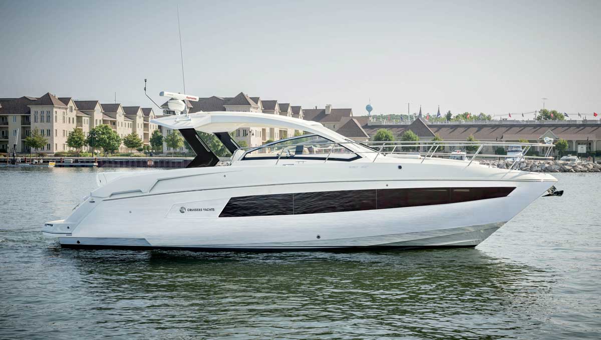 Cruisers Yachts 39 EC on the water