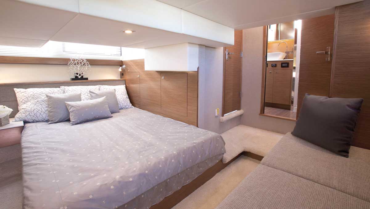 Cruisers Yachts 42 Cantius VIP stateroom
