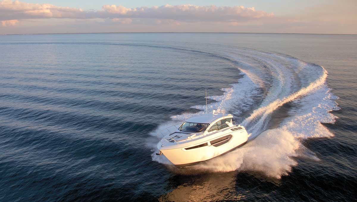 Cruisers Yachts 42 Cantius turning in the water