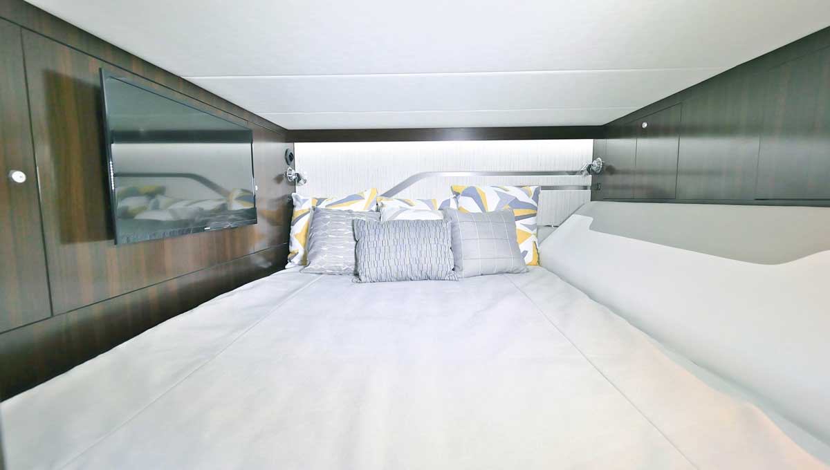  Cruisers Yachts 42 GLS IO aft stateroom bed