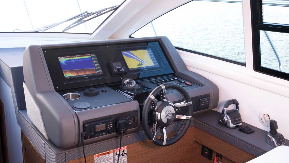 Cruisers Yachts 46 Cantius helm