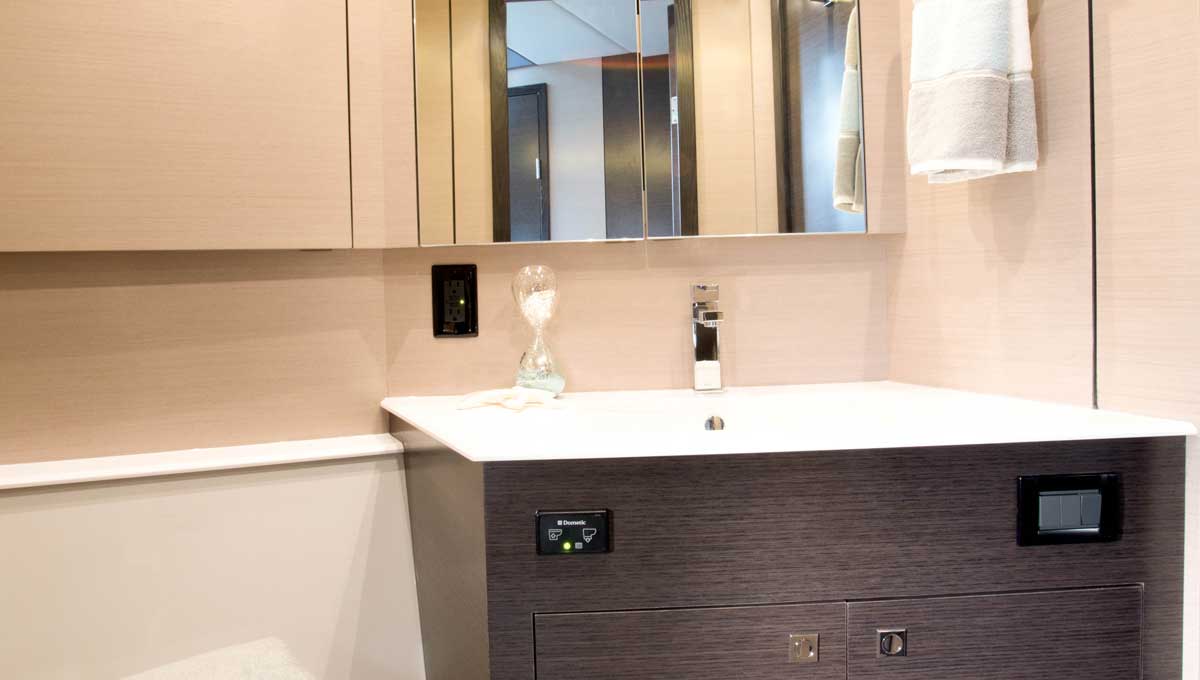 Cruisers Yachts 54 Cantius day head