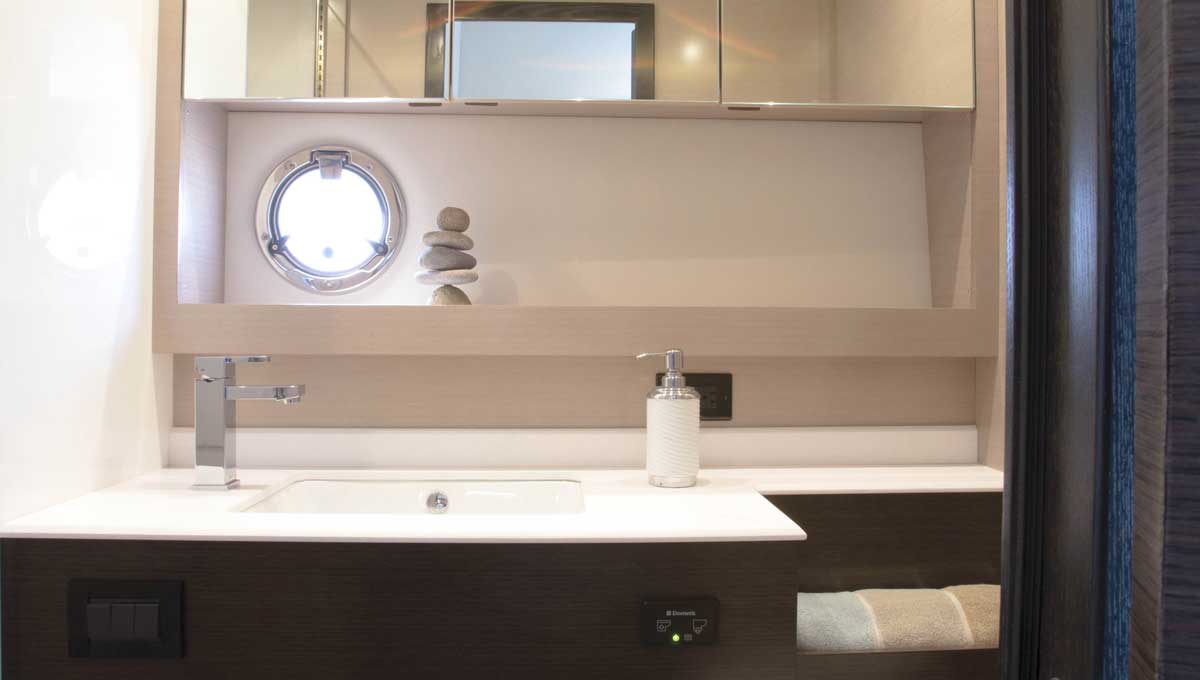 Cruisers Yachts 54 Fly master head with porthole