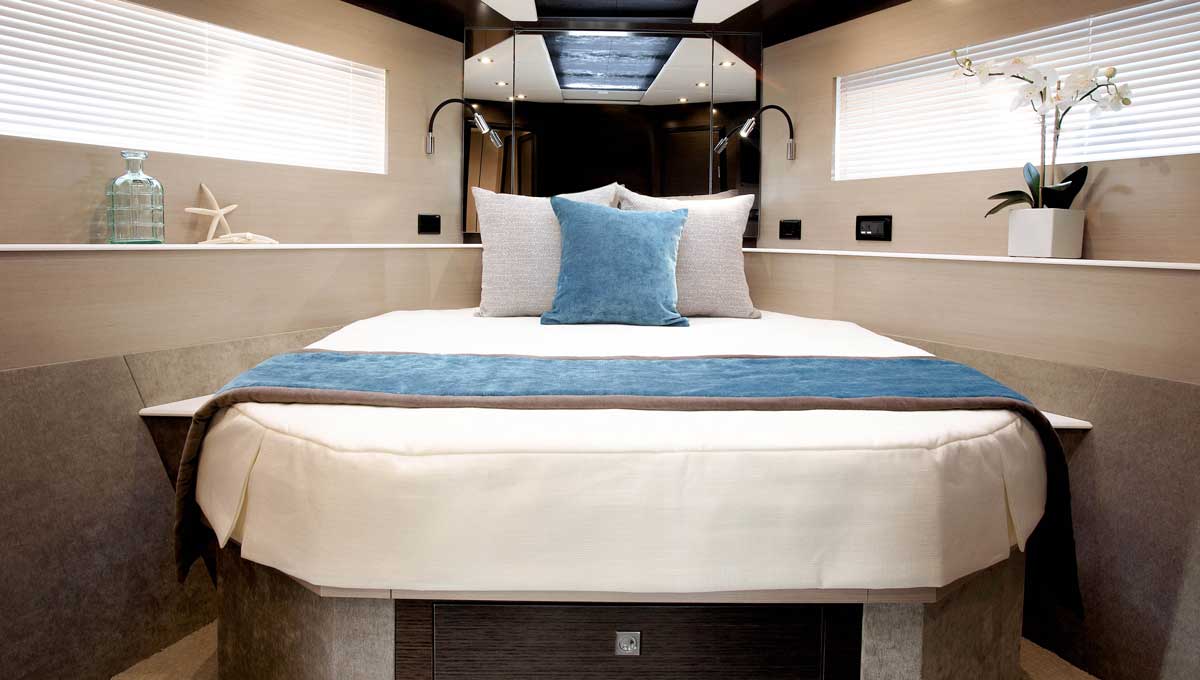Cruisers Yachts 54 Fly VIP Stateroom