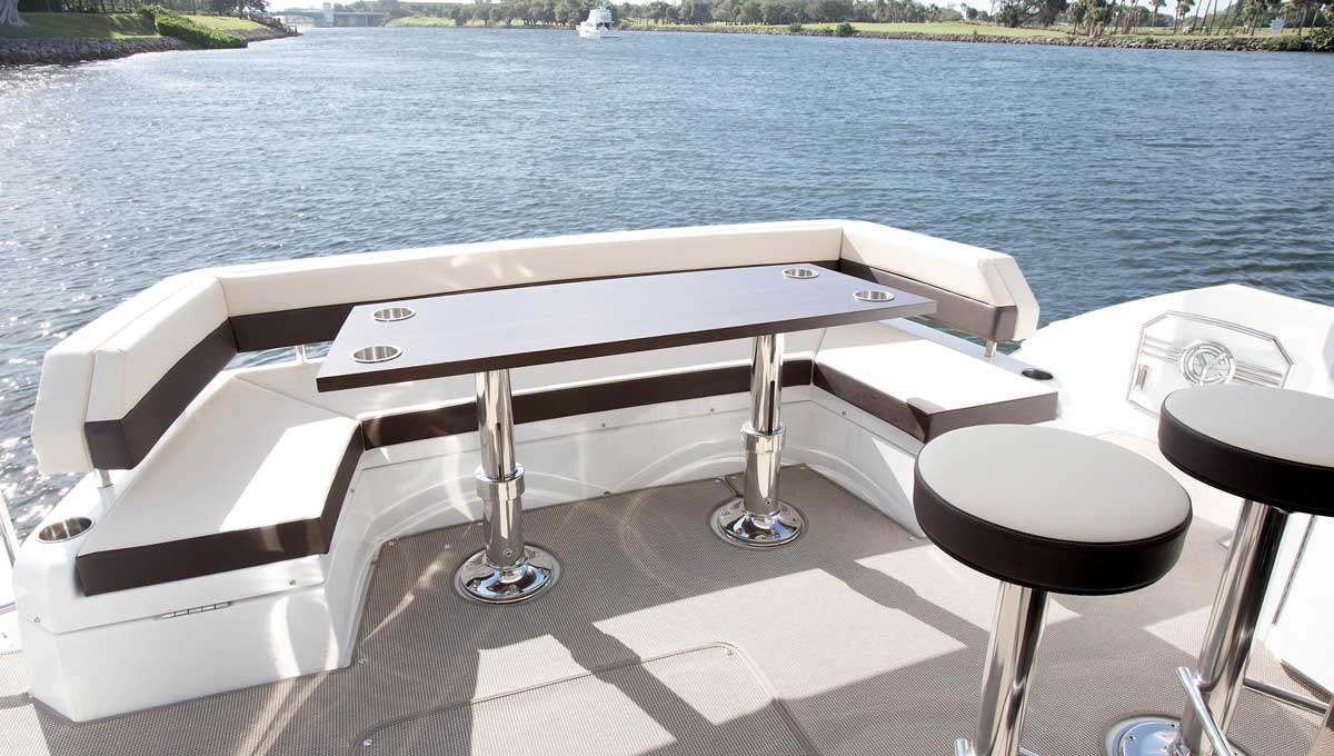 Cruisers Yachts 54 Fly cockpit seating