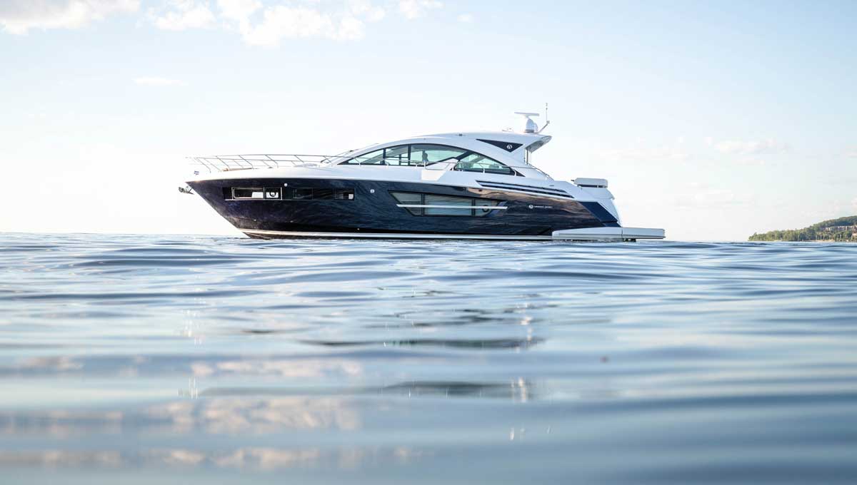Cruisers Yachts 60 Cantius in blue and white